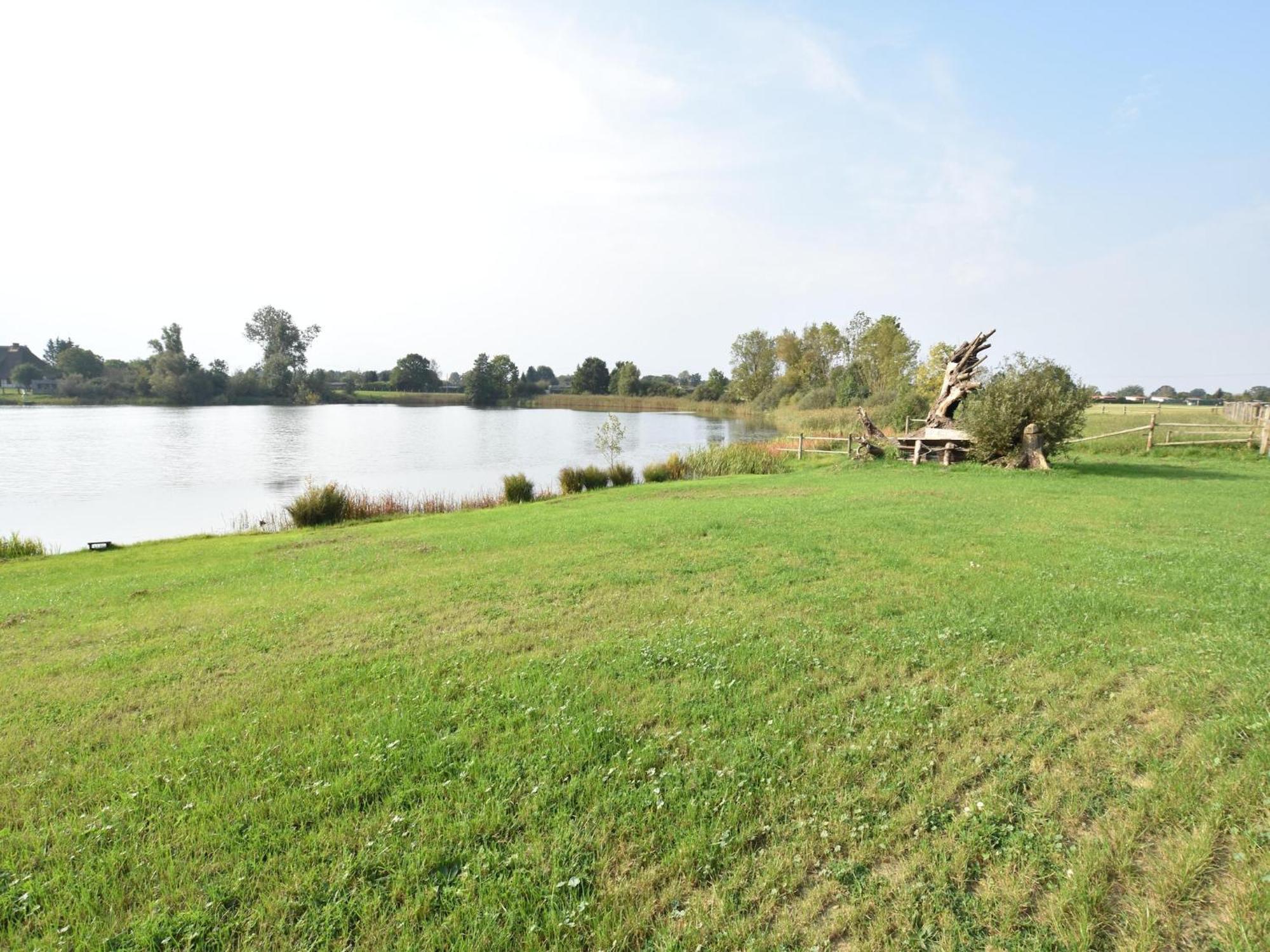 Enchanting Holiday Home By The Lake In Ruehn Ruhn 外观 照片