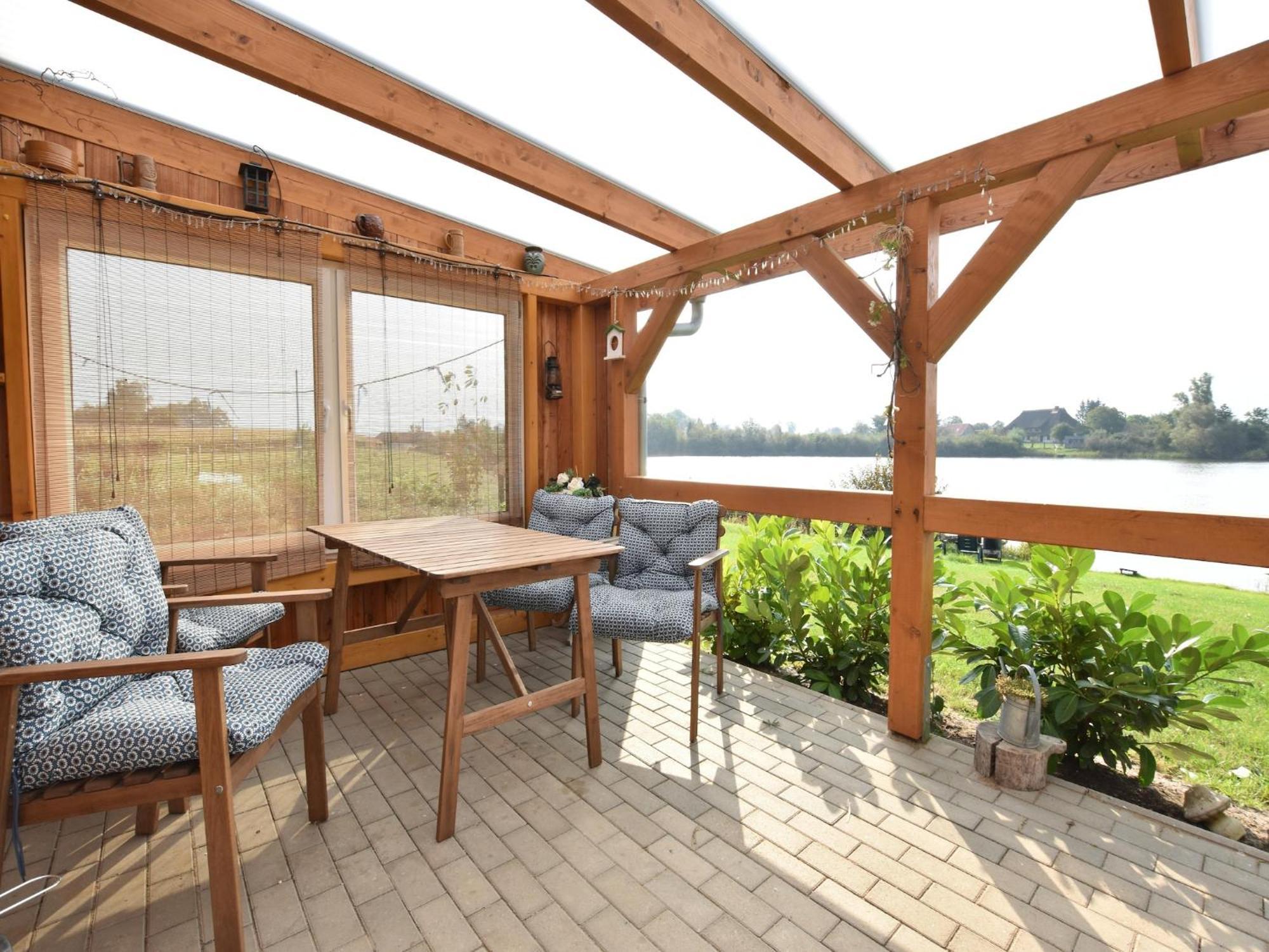 Enchanting Holiday Home By The Lake In Ruehn Ruhn 外观 照片